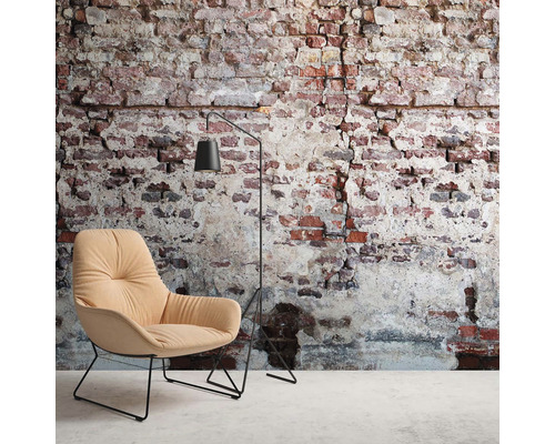 Scène met fauteuil en vloerlamp voor een bakstenen muur