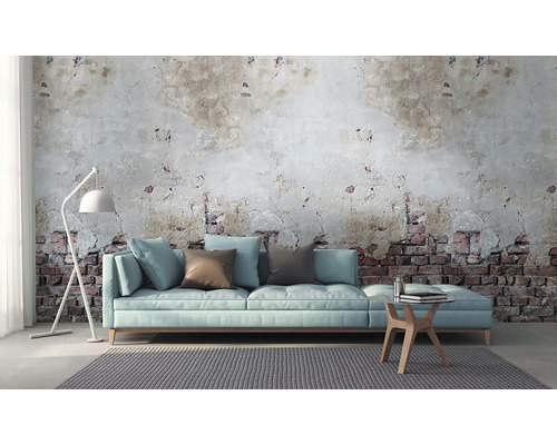 Woonkamer met bank, vloerlamp, tapijt en tafel