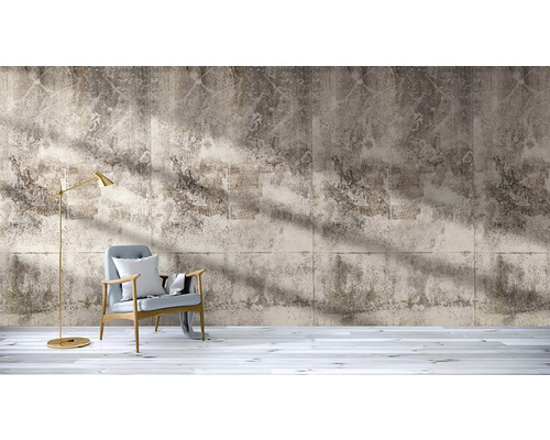 Woonkamer met behang in betonlook, fauteuil en staande lamp