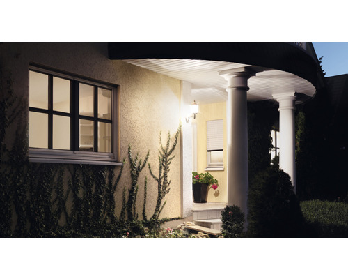 Buitenkant van een huis met ramen, rolluiken en verlichting