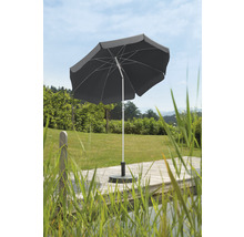 Vierkante parasol met parasolvoet in de tuin