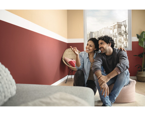 Lichte woonkamer met stel voor een muur in twee kleuren