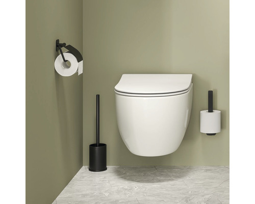 Moderne badkamer met hangtoilet, toiletborstel en papierhouder