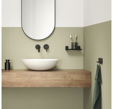 Moderne badkamer met wastafel, spiegel en accessoires