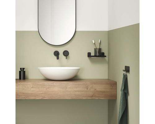 Moderne badkamer met wastafel, spiegel en accessoires