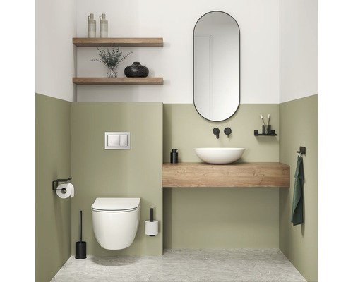 Moderne badkamer met wastafel, spiegel, toilet en planken