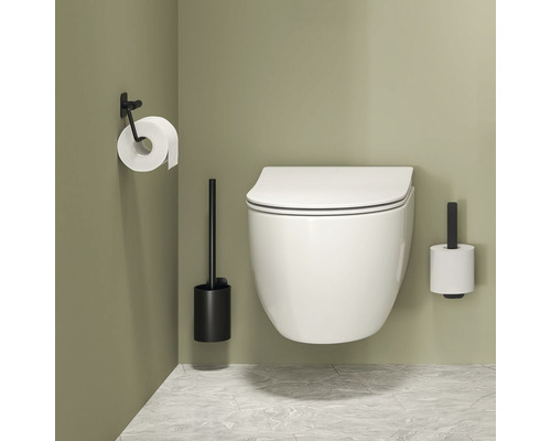 Wandhangend toilet met toiletpapierhouder en toiletborstel