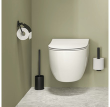 Moderne badkamer met hangtoilet, toiletborstel en papierhouders
