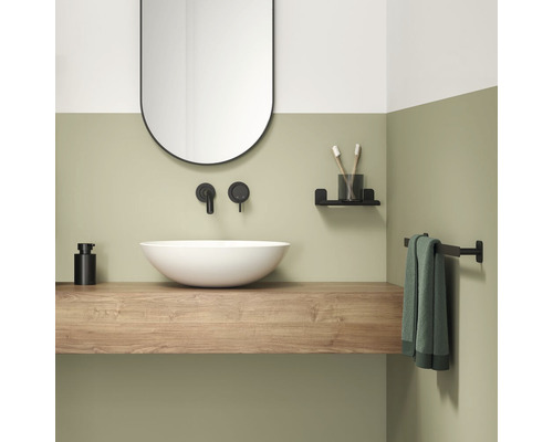 Moderne badkamer met wastafel, spiegel, kranen en accessoires