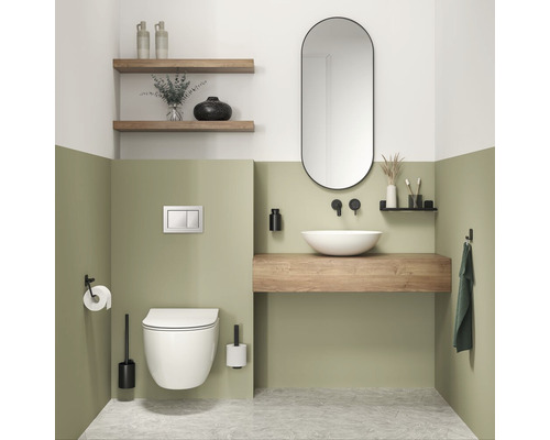 Moderne badkamer met hangtoilet, wastafel, spiegel en houten planken.