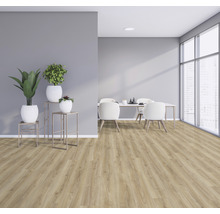 Lichte kamer met houten vloer, eettafel en kamerplanten