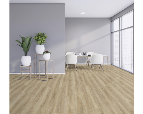 Lichte kamer met houten vloer, eettafel en kamerplanten