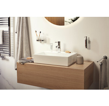 Lichte badkamer met wastafelonderkast, wastafel, kraan en accessoires