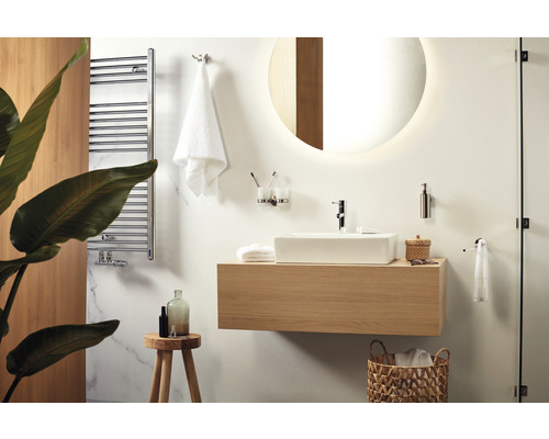 Badkamer met wastafel, spiegel, handdoekradiator en accessoires