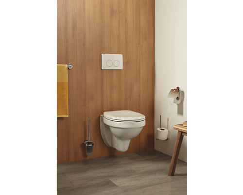 Moderne badkamer met wandcloset, bedieningspaneel en toiletborstel