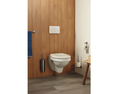 Wandhangend toilet met bedieningspaneel in een badkamer