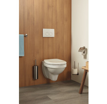 Wandcloset met bedieningspaneel, toiletborstel en handdoekhouder in een badkamer.