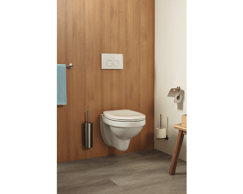 Wandcloset met bedieningspaneel, toiletborstel en handdoekhouder in een badkamer.