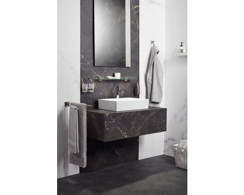 Moderne badkamer met wastafel, spiegel en opbergplanken.
