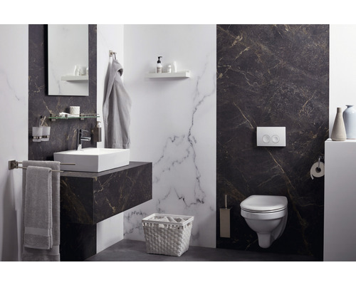 Moderne badkamer met marmeren wanden, wastafel, toilet en accessoires