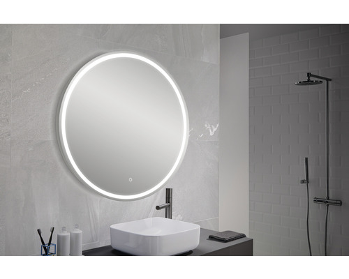 Moderne badkamer met ronde spiegel met verlichting, wastafel en douche