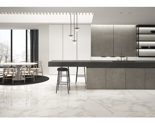 Licht interieur met keuken, eettafel en marmeren vloer.