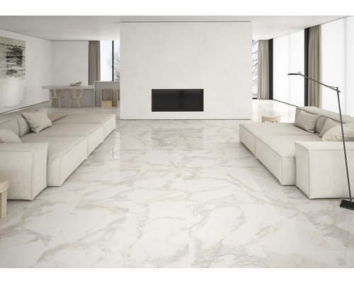 Lichte woonkamer met marmerlook vloertegels, banken en open haard