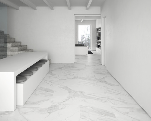 Lichte ruimte met trap, zitgelegenheid en vloertegels in marmerlook
