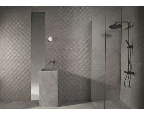 Moderne badkamer met grijze tegels, wastafel, douche en spiegel