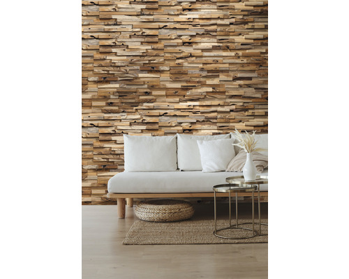 Woonkamer met houten wandpanelen, bank en bijzettafel