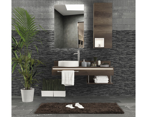 Badkamer met wastafel, spiegel, handdoeken, vloerkleed en kamerplanten