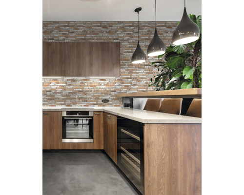 Moderne keuken met houten elementen, oven en wijnkoelkast