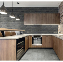 Moderne keuken met houten kasten, oven, wijnrek en stenen muur