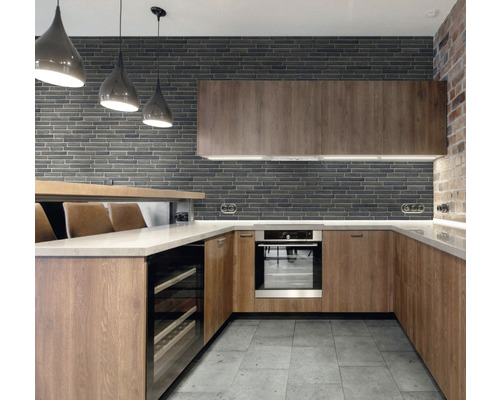 Moderne keuken met houten kasten, oven, wijnrek en stenen muur