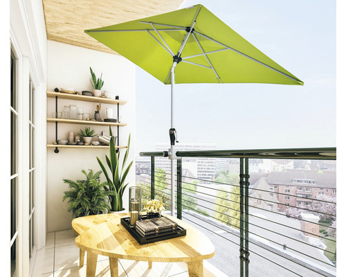 Balkonscène met rechthoekige parasol, tafel en planken