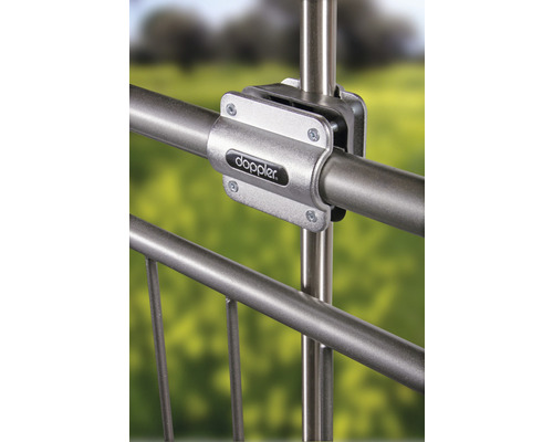 Doppler Logo op een parasolhouder voor balkonreling