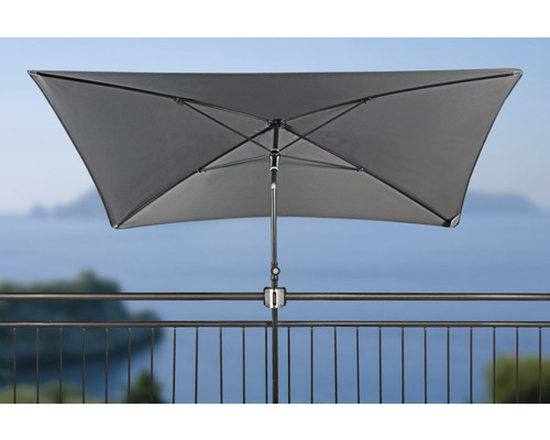 Rechthoekige parasol gemonteerd op een balkonreling.