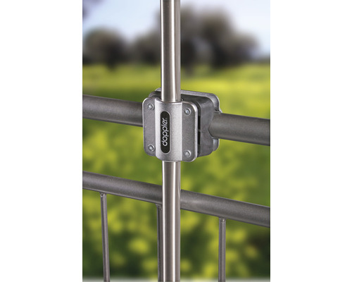 Doppler logo op een beugel voor bevestiging van een parasol aan een reling.