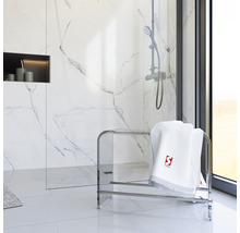 Moderne badkamer met handdoekrek, douche en marmeren muur