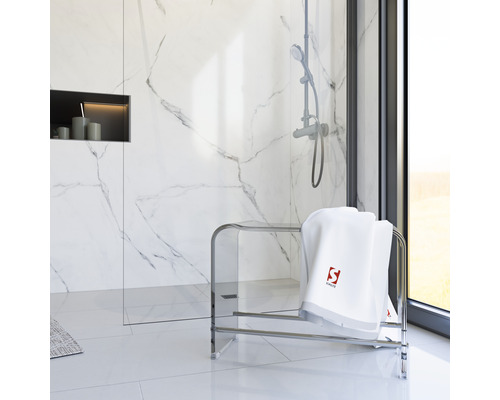 Moderne badkamer met handdoekrek, douche en marmeren muur