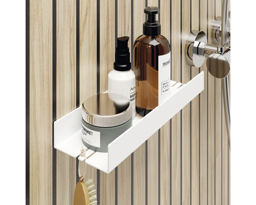 Doucheplank met cosmetische producten in de badkamer