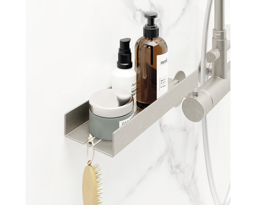 Metalen badkamerplank met verzorgingsproducten en borstel