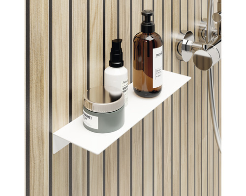 Plank in badkamer met verzorgingsproducten