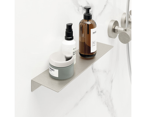 Metalen plank in de badkamer met cosmetische producten