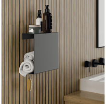 Badkamerplank met handdoeken, huidverzorgingsproducten en houten wand