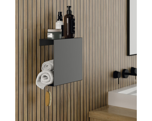 Badkamerplank met handdoeken, huidverzorgingsproducten en houten wand