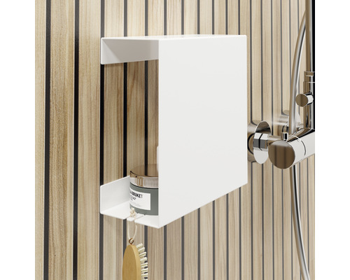 Wit wandrek met douchearmatuur voor het opbergen van badkamerbenodigdheden