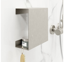 Metalen doucheplank aan een betegelde wand