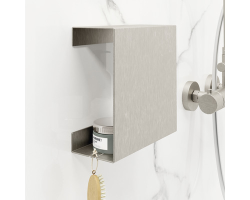 Metalen doucheplank aan een betegelde wand