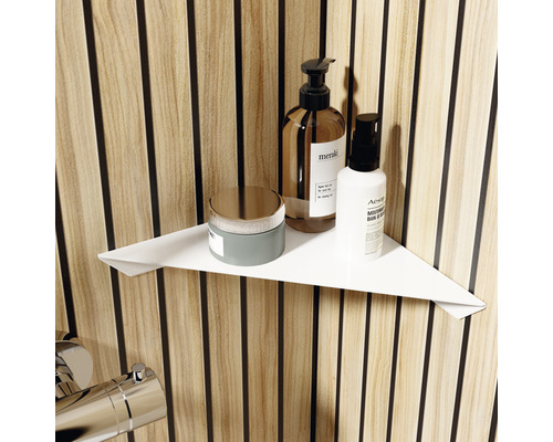 Hoekplank met cosmeticaproducten in de badkamer